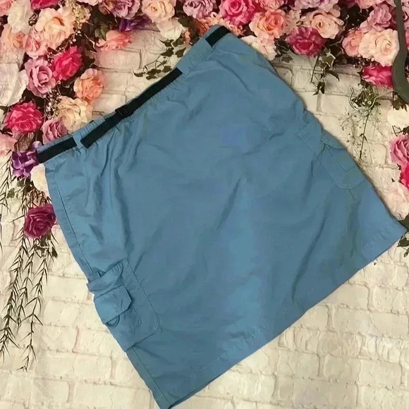 Columbia Women’s Skirt with adjustable belt and cargo pockets - Picture 3 of 9